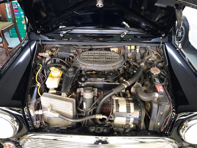 ＭＩＮＩ クーパー１．３ｉ　４速マニュアルシフト　新塗装＆新天張　オースチンＭｋ－Ｉ仕様　センターメーター　バルタンセンターマフラー　６Ｊオーバーフェンダー＆スピードスター１０インチアルミ　前後Ｈｉ－Ｌｏキット　１年保証（6枚目）