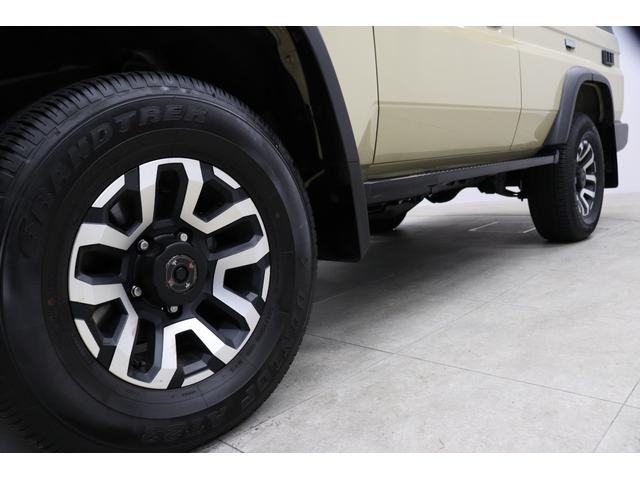 ランドクルーザー７０ ＡＸ　丸目ＬＥＤヘッドライト　電動デフロック　バックモニター内蔵自動防眩ミラー　純正１６インチアルミホイール　デュアルモードオートマチックロッキングハブ　アルミ製サイドステップ　トヨタセーフティセンス搭載（20枚目）
