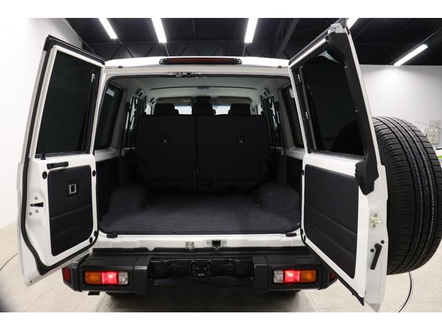 ランドクルーザー７０ ＡＸ　丸目ＬＥＤヘッドライト　電動デフロック　バックモニター内蔵自動防眩ミラー　純正１６インチアルミ　デュアルモードオートマチックロッキングハブ　アルミ製サイドステップ　トヨタセーフティセンス搭載　ＥＴＣ（31枚目）