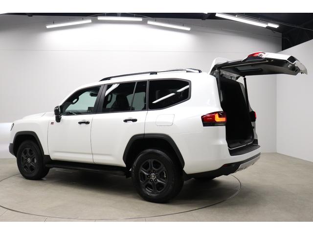 ランドクルーザー GRスポーツ ディーゼルターボ 登録済未使用車 寒冷地 電動デフロック クールBOX ムーンルーフ ルーフレール 全周囲モニター BSM HUD シートメモリー付パワーシート シートヒーター&ベンチレーション(18枚目)