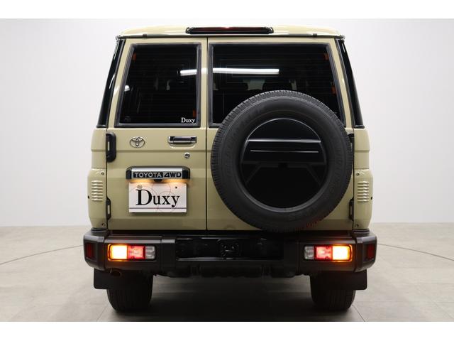 ランドクルーザー７０ ＡＸ　丸目ＬＥＤヘッドライト　ワンオーナー　電動デフロック　クルーズコントロール　バックモニター内臓自動防眩ミラー　純正１６インチアルミホイール　アルミ製サイドステップ　トヨタセーフティセンス搭載（14枚目）