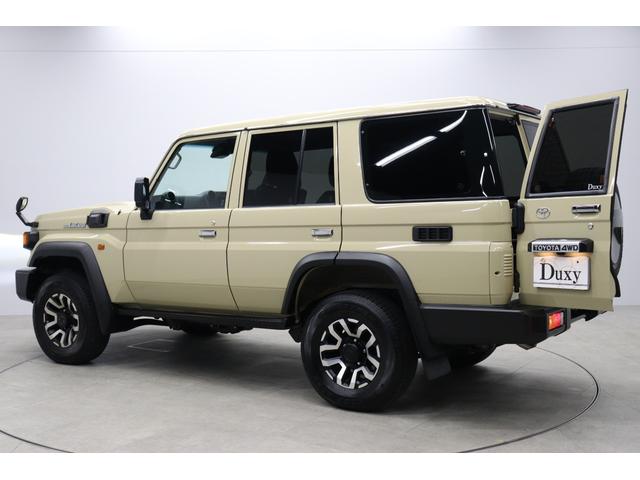 ランドクルーザー７０ ＡＸ　丸目ＬＥＤヘッドライト　ワンオーナー　電動デフロック　クルーズコントロール　バックモニター内臓自動防眩ミラー　純正１６インチアルミホイール　アルミ製サイドステップ　トヨタセーフティセンス搭載（18枚目）