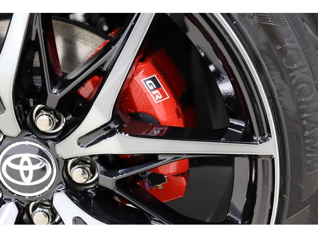 カローラクロス ＧＲスポーツ　登録済未使用車　パノラマルーフ　　ＧＲ専用レッドキャリパー＆１９インチアルミホイール　パノラミックビューモニター　ブラインドスポットモニター　ステアリングヒーター　ハンズフリーパワーバックドア（16枚目）