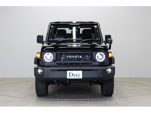 ランドクルーザー７０ ＡＸ　登録済み未使用車　丸目ＬＥＤヘッドライト　電動デフロック　クルーズコントロール　バックモニター内臓自動防眩ミラー　純正１６インチアルミホイール　アルミ製サイドステップ　トヨタセーフティセンス搭載（4枚目）