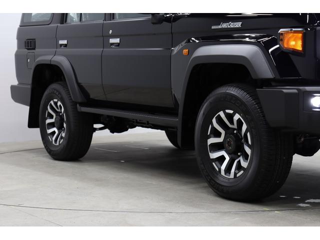 ランドクルーザー７０ ＡＸ　登録済み未使用車　丸目ＬＥＤヘッドライト　電動デフロック　クルーズコントロール　バックモニター内臓自動防眩ミラー　純正１６インチアルミホイール　アルミ製サイドステップ　トヨタセーフティセンス搭載（16枚目）