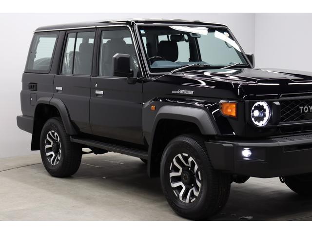 ランドクルーザー７０ ＡＸ　登録済み未使用車　丸目ＬＥＤヘッドライト　電動デフロック　クルーズコントロール　バックモニター内臓自動防眩ミラー　純正１６インチアルミホイール　アルミ製サイドステップ　トヨタセーフティセンス搭載（18枚目）