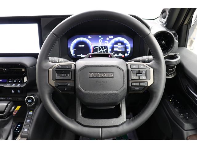 ランドクルーザー２５０ ＺＸファーストエディション　ワンオーナー　寒冷地仕様　丸目ヘッドライト　ＪＢＬスピーカー　ムーンルーフ　純正１８インチＡＷ　ルーフレール　パワーバックドア　純正１２．３インチディスプレイオーディオ　デジタルミラー　ＰＶＭ　ＢＳＭ（66枚目）