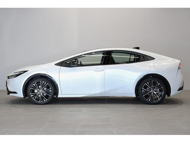 プリウス Ｚ　年次改良モデル　パノラマルーフ　Ｚ専用赤内装　寒冷地　１２．３インチコネクティッドナビ　パノラミックビューモニター　ブラインドスポットモニター　ドラレコ機能付きデジタルインナーミラー　パワートランク（6枚目）