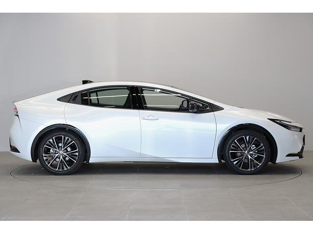 プリウス Ｚ　年次改良モデル　パノラマルーフ　Ｚ専用赤内装　寒冷地　１２．３インチコネクティッドナビ　パノラミックビューモニター　ブラインドスポットモニター　ドラレコ機能付きデジタルインナーミラー　パワートランク（7枚目）