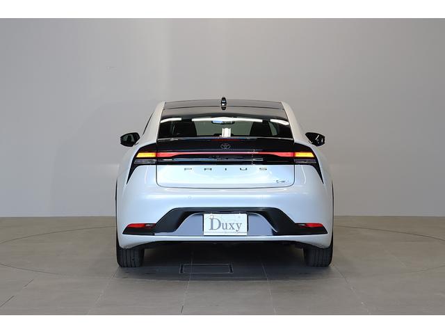 プリウス Ｚ　年次改良モデル　パノラマルーフ　Ｚ専用赤内装　寒冷地　１２．３インチコネクティッドナビ　パノラミックビューモニター　ブラインドスポットモニター　ドラレコ機能付きデジタルインナーミラー　パワートランク（5枚目）