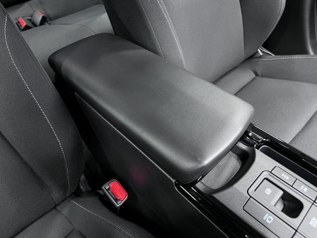 Ｕ　上級ファブリックシート　シートヒーター　グラディエントブラック内装　ＡＣ１００Ｖ／１５００Ｗコンセント　純正８インチディスプレイ　ＣａｒＰｌａｙ対応　フルセグテレビ　後席ドリンクホルダー付アームレスト（画像50）