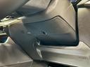 メーカーオプション：輻射ヒーター　運転席はステアリングコラム下から、助手席はインパネグローブボックスより遠赤外線輻射ヒーターにより、あったかさを感じるまで軌道から１分の速さで体感可能です。