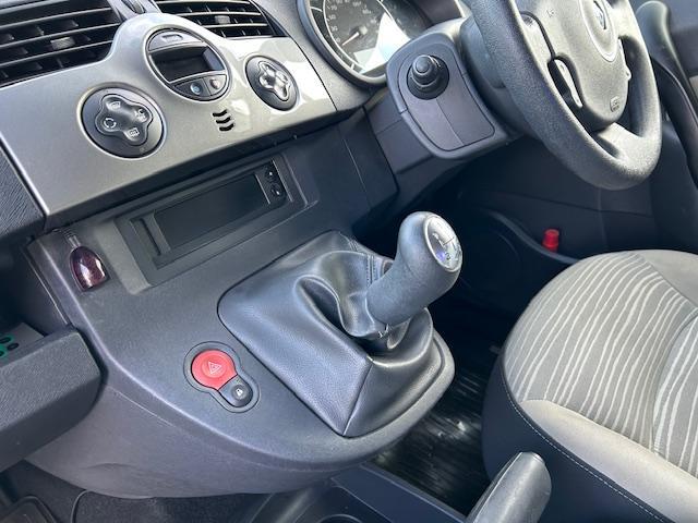 カングー １．６　ディーラー車　５速マニュアル　禁煙車　１６Ｖ　リア観音ドア　両スライドドア　ナビ　地デジ　ＡＵＸ　ＥＴＣ　ダウンモニター　ＤＶＤ　純正キーレス　下取車（5枚目）