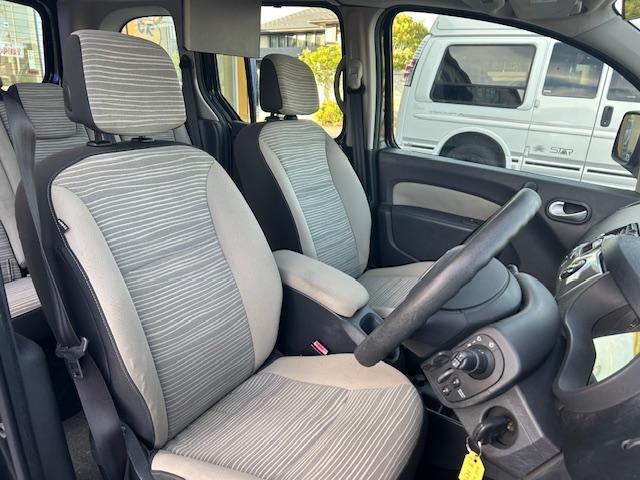 カングー １．６　ディーラー車　５速マニュアル　禁煙車　１６Ｖ　リア観音ドア　両スライドドア　ナビ　地デジ　ＡＵＸ　ＥＴＣ　ダウンモニター　ＤＶＤ　純正キーレス　下取車（6枚目）