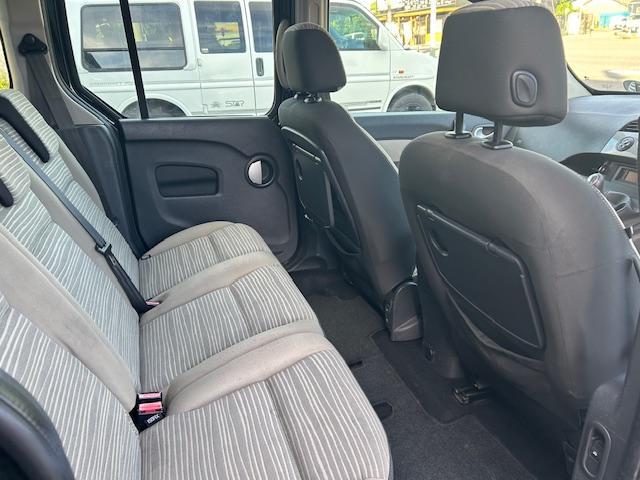 カングー １．６　ディーラー車　５速マニュアル　禁煙車　１６Ｖ　リア観音ドア　両スライドドア　ナビ　地デジ　ＡＵＸ　ＥＴＣ　ダウンモニター　ＤＶＤ　純正キーレス　下取車（7枚目）