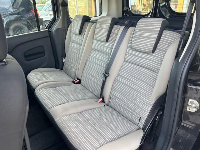 カングー １．６　ディーラー車　５速マニュアル　禁煙車　１６Ｖ　リア観音ドア　両スライドドア　ナビ　地デジ　ＡＵＸ　ＥＴＣ　ダウンモニター　ＤＶＤ　純正キーレス　下取車（8枚目）