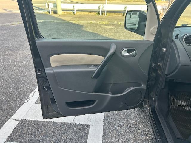 カングー １．６　ディーラー車　５速マニュアル　禁煙車　１６Ｖ　リア観音ドア　両スライドドア　ナビ　地デジ　ＡＵＸ　ＥＴＣ　ダウンモニター　ＤＶＤ　純正キーレス　下取車（20枚目）
