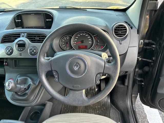 カングー １．６　ディーラー車　５速マニュアル　禁煙車　１６Ｖ　リア観音ドア　両スライドドア　ナビ　地デジ　ＡＵＸ　ＥＴＣ　ダウンモニター　ＤＶＤ　純正キーレス　下取車（26枚目）