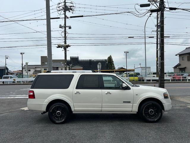 エクスペディション リミテッド　ロングボディ（長さ５６３ｃｍ）　４ＷＤ　サンルーフ　革シート　サイド出しマフラー　電動サイドステップ＆リアゲート　ヒッチ　純正１７ＡＷ　ＬＥＤヘッド　バックカメラ　ドラレコ　ＥＴＣ　キーレス　下取車（4枚目）