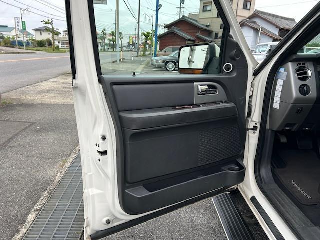 エクスペディション リミテッド　ロングボディ（長さ５６３ｃｍ）　４ＷＤ　サンルーフ　革シート　サイド出しマフラー　電動サイドステップ＆リアゲート　ヒッチ　純正１７ＡＷ　ＬＥＤヘッド　バックカメラ　ドラレコ　ＥＴＣ　キーレス　下取車（22枚目）