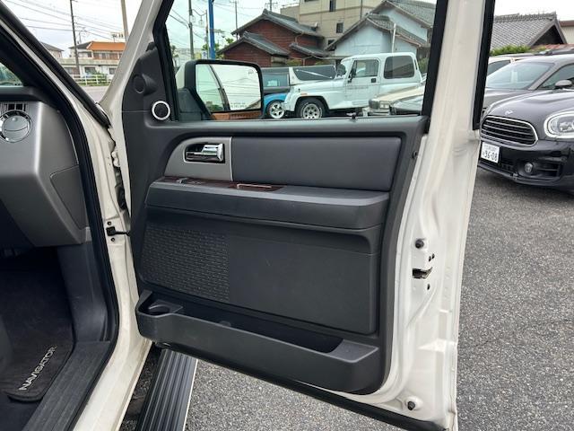 エクスペディション リミテッド　ロングボディ（長さ５６３ｃｍ）　４ＷＤ　サンルーフ　革シート　サイド出しマフラー　電動サイドステップ＆リアゲート　ヒッチ　純正１７ＡＷ　ＬＥＤヘッド　バックカメラ　ドラレコ　ＥＴＣ　キーレス　下取車（24枚目）