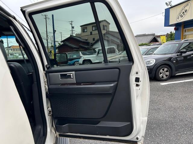 エクスペディション リミテッド　ロングボディ（長さ５６３ｃｍ）　４ＷＤ　サンルーフ　革シート　サイド出しマフラー　電動サイドステップ＆リアゲート　ヒッチ　純正１７ＡＷ　ＬＥＤヘッド　バックカメラ　ドラレコ　ＥＴＣ　キーレス　下取車（25枚目）