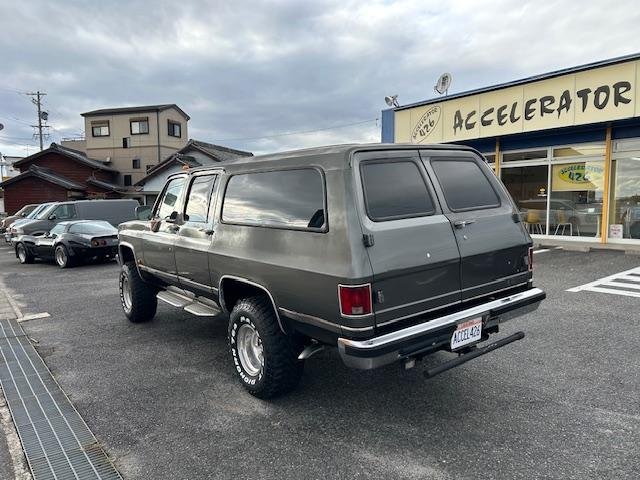 シボレーサバーバン 　シルバラード　新車並行　６．２ディーゼル　４ＷＤ　リフトアップ　社外ショック　社外１５ＡＷ　Ｆベンチシートキット　ヒッチ　ＳＤナビ　Ｂｌｕｅｔｏｏｔｈ　地デジ　ＥＴＣ　天井張替済　自社顧客下取車（3枚目）