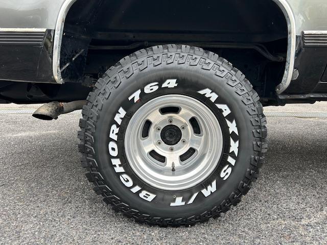 シボレーサバーバン 　シルバラード　新車並行　６．２ディーゼル　４ＷＤ　リフトアップ　社外ショック　社外１５ＡＷ　Ｆベンチシートキット　ヒッチ　ＳＤナビ　Ｂｌｕｅｔｏｏｔｈ　地デジ　ＥＴＣ　天井張替済　自社顧客下取車（4枚目）