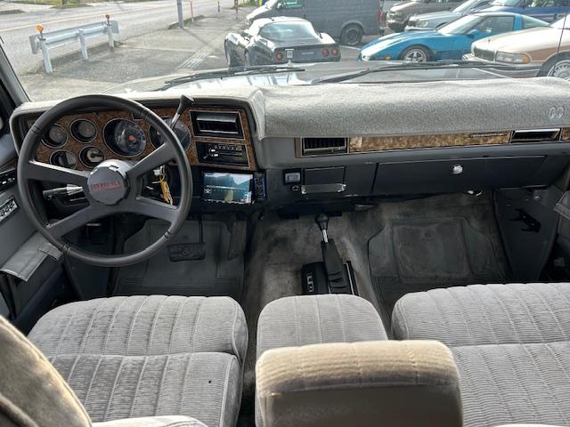 シボレーサバーバン 　シルバラード　新車並行　６．２ディーゼル　４ＷＤ　リフトアップ　社外ショック　社外１５ＡＷ　Ｆベンチシートキット　ヒッチ　ＳＤナビ　Ｂｌｕｅｔｏｏｔｈ　地デジ　ＥＴＣ　天井張替済　自社顧客下取車（7枚目）