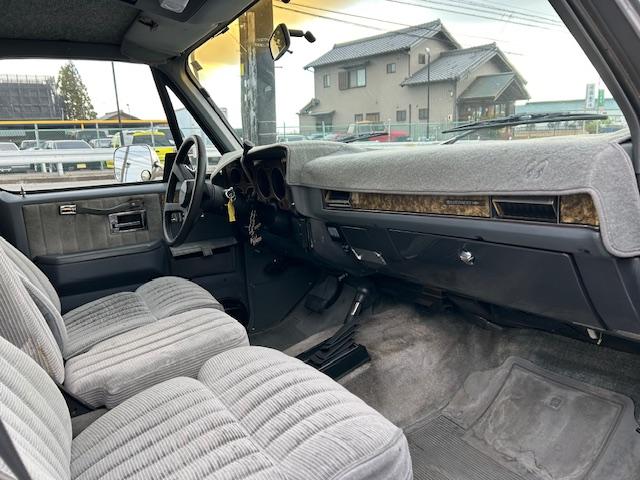 シボレーサバーバン 　シルバラード　新車並行　６．２ディーゼル　４ＷＤ　リフトアップ　社外ショック　社外１５ＡＷ　Ｆベンチシートキット　ヒッチ　ＳＤナビ　Ｂｌｕｅｔｏｏｔｈ　地デジ　ＥＴＣ　天井張替済　自社顧客下取車（18枚目）