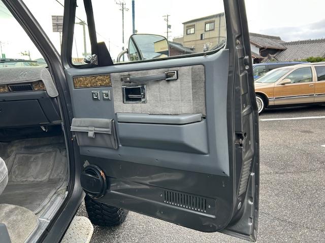 シボレーサバーバン 　シルバラード　新車並行　６．２ディーゼル　４ＷＤ　リフトアップ　社外ショック　社外１５ＡＷ　Ｆベンチシートキット　ヒッチ　ＳＤナビ　Ｂｌｕｅｔｏｏｔｈ　地デジ　ＥＴＣ　天井張替済　自社顧客下取車（25枚目）