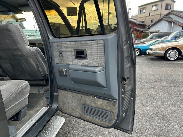 シボレーサバーバン 　シルバラード　新車並行　６．２ディーゼル　４ＷＤ　リフトアップ　社外ショック　社外１５ＡＷ　Ｆベンチシートキット　ヒッチ　ＳＤナビ　Ｂｌｕｅｔｏｏｔｈ　地デジ　ＥＴＣ　天井張替済　自社顧客下取車（26枚目）