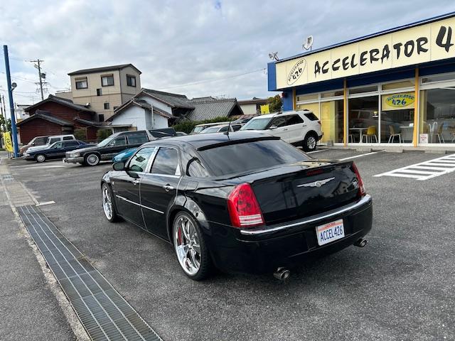 クライスラー・３００Ｃ ５．７ＨＥＭＩ　サンルーフ　革シート　全席シートヒーター　ウッドコンビステアリング　２２ＡＷ（ＷＯＲＫ）　マフラー（Ｂｏｒｌａ）　純正キーレス　ナビ　ＳＤ　ＤＶＤ　ＵＳＢ　Ｂｌｕｅｔｏｏｔｈ　ＴＶ（3枚目）