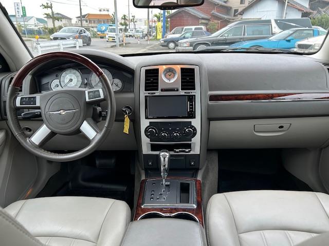 クライスラー・３００Ｃ ５．７ＨＥＭＩ　サンルーフ　革シート　全席シートヒーター　ウッドコンビステアリング　２２ＡＷ（ＷＯＲＫ）　マフラー（Ｂｏｒｌａ）　純正キーレス　ナビ　ＳＤ　ＤＶＤ　ＵＳＢ　Ｂｌｕｅｔｏｏｔｈ　ＴＶ（4枚目）