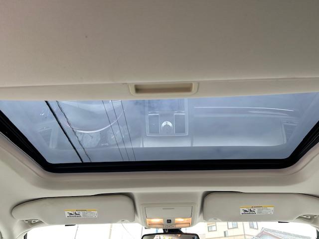 クライスラー・３００Ｃ ５．７ＨＥＭＩ　サンルーフ　革シート　全席シートヒーター　ウッドコンビステアリング　２２ＡＷ（ＷＯＲＫ）　マフラー（Ｂｏｒｌａ）　純正キーレス　ナビ　ＳＤ　ＤＶＤ　ＵＳＢ　Ｂｌｕｅｔｏｏｔｈ　ＴＶ（5枚目）