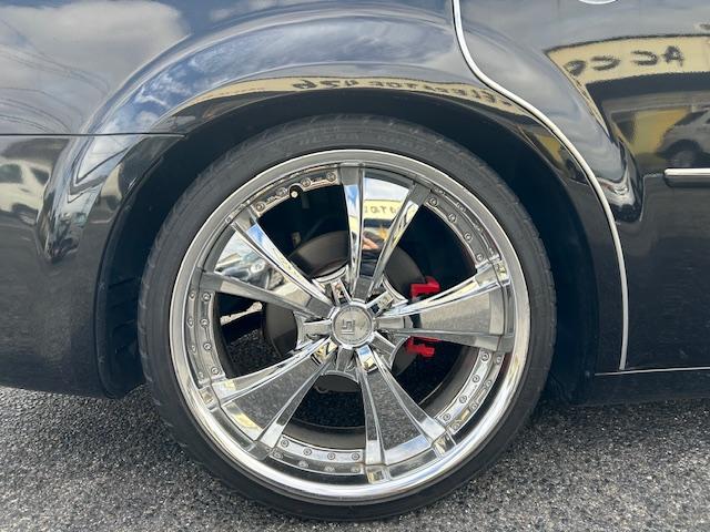 クライスラー・３００Ｃ ５．７ＨＥＭＩ　サンルーフ　革シート　全席シートヒーター　ウッドコンビステアリング　２２ＡＷ（ＷＯＲＫ）　マフラー（Ｂｏｒｌａ）　純正キーレス　ナビ　ＳＤ　ＤＶＤ　ＵＳＢ　Ｂｌｕｅｔｏｏｔｈ　ＴＶ（6枚目）