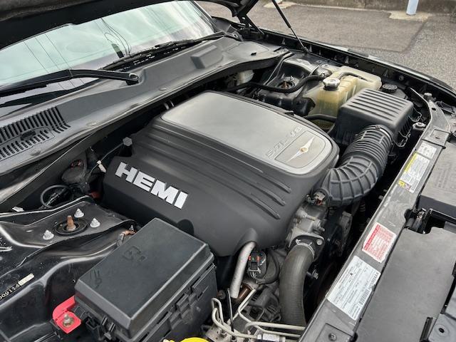 クライスラー・３００Ｃ ５．７ＨＥＭＩ　サンルーフ　革シート　全席シートヒーター　ウッドコンビステアリング　２２ＡＷ（ＷＯＲＫ）　マフラー（Ｂｏｒｌａ）　純正キーレス　ナビ　ＳＤ　ＤＶＤ　ＵＳＢ　Ｂｌｕｅｔｏｏｔｈ　ＴＶ（8枚目）
