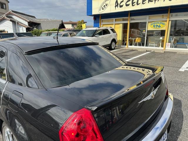 クライスラー・３００Ｃ ５．７ＨＥＭＩ　サンルーフ　革シート　全席シートヒーター　ウッドコンビステアリング　２２ＡＷ（ＷＯＲＫ）　マフラー（Ｂｏｒｌａ）　純正キーレス　ナビ　ＳＤ　ＤＶＤ　ＵＳＢ　Ｂｌｕｅｔｏｏｔｈ　ＴＶ（9枚目）