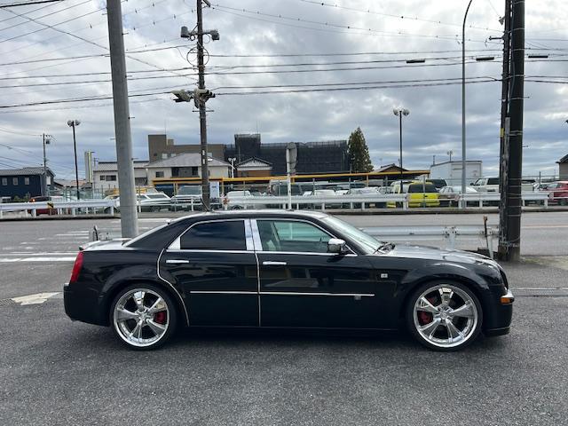 クライスラー・３００Ｃ ５．７ＨＥＭＩ　サンルーフ　革シート　全席シートヒーター　ウッドコンビステアリング　２２ＡＷ（ＷＯＲＫ）　マフラー（Ｂｏｒｌａ）　純正キーレス　ナビ　ＳＤ　ＤＶＤ　ＵＳＢ　Ｂｌｕｅｔｏｏｔｈ　ＴＶ（13枚目）