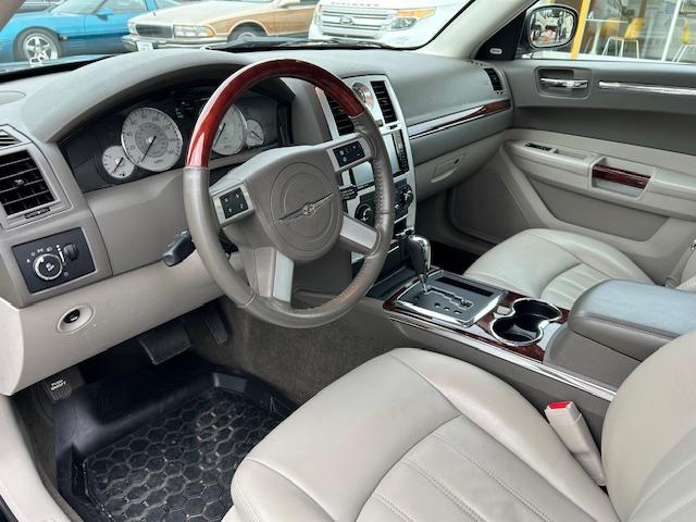 クライスラー・３００Ｃ ５．７ＨＥＭＩ　サンルーフ　革シート　全席シートヒーター　ウッドコンビステアリング　２２ＡＷ（ＷＯＲＫ）　マフラー（Ｂｏｒｌａ）　純正キーレス　ナビ　ＳＤ　ＤＶＤ　ＵＳＢ　Ｂｌｕｅｔｏｏｔｈ　ＴＶ（16枚目）