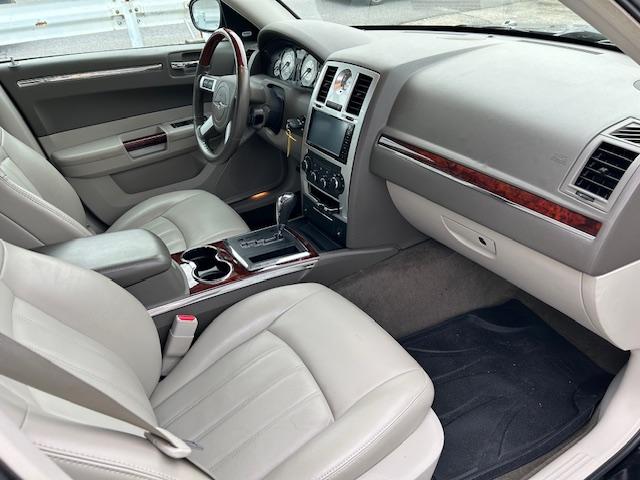 クライスラー・３００Ｃ ５．７ＨＥＭＩ　サンルーフ　革シート　全席シートヒーター　ウッドコンビステアリング　２２ＡＷ（ＷＯＲＫ）　マフラー（Ｂｏｒｌａ）　純正キーレス　ナビ　ＳＤ　ＤＶＤ　ＵＳＢ　Ｂｌｕｅｔｏｏｔｈ　ＴＶ（17枚目）