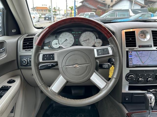 クライスラー・３００Ｃ ５．７ＨＥＭＩ　サンルーフ　革シート　全席シートヒーター　ウッドコンビステアリング　２２ＡＷ（ＷＯＲＫ）　マフラー（Ｂｏｒｌａ）　純正キーレス　ナビ　ＳＤ　ＤＶＤ　ＵＳＢ　Ｂｌｕｅｔｏｏｔｈ　ＴＶ（18枚目）