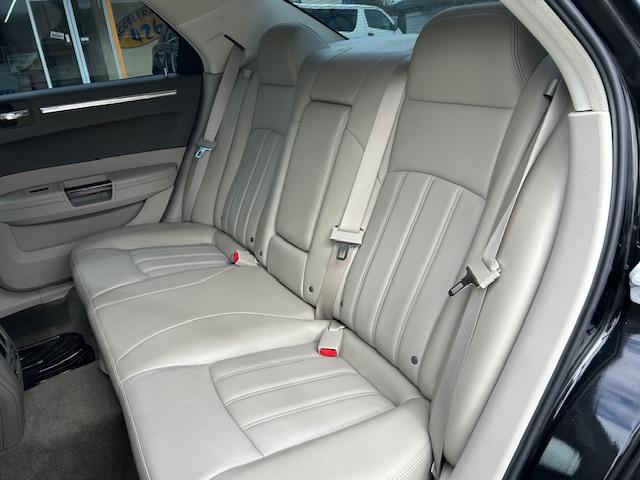 クライスラー・３００Ｃ ５．７ＨＥＭＩ　サンルーフ　革シート　全席シートヒーター　ウッドコンビステアリング　２２ＡＷ（ＷＯＲＫ）　マフラー（Ｂｏｒｌａ）　純正キーレス　ナビ　ＳＤ　ＤＶＤ　ＵＳＢ　Ｂｌｕｅｔｏｏｔｈ　ＴＶ（21枚目）