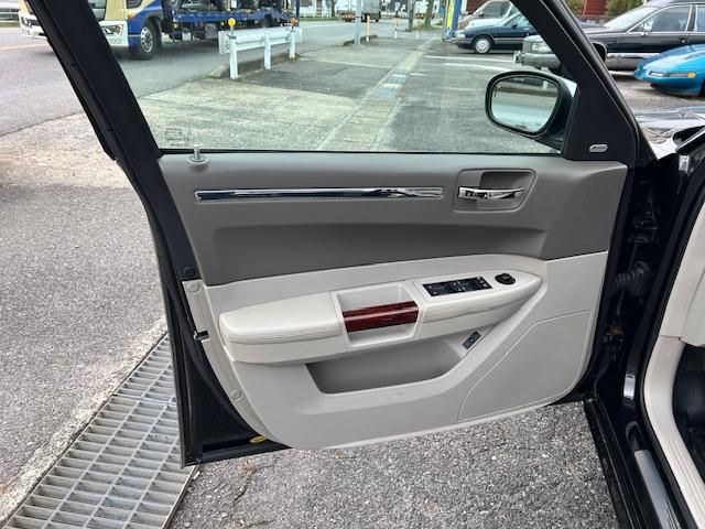 クライスラー・３００Ｃ ５．７ＨＥＭＩ　サンルーフ　革シート　全席シートヒーター　ウッドコンビステアリング　２２ＡＷ（ＷＯＲＫ）　マフラー（Ｂｏｒｌａ）　純正キーレス　ナビ　ＳＤ　ＤＶＤ　ＵＳＢ　Ｂｌｕｅｔｏｏｔｈ　ＴＶ（22枚目）