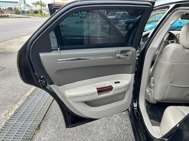 クライスラー・３００Ｃ ５．７ＨＥＭＩ　サンルーフ　革シート　全席シートヒーター　ウッドコンビステアリング　２２ＡＷ（ＷＯＲＫ）　マフラー（Ｂｏｒｌａ）　純正キーレス　ナビ　ＳＤ　ＤＶＤ　ＵＳＢ　Ｂｌｕｅｔｏｏｔｈ　ＴＶ（23枚目）