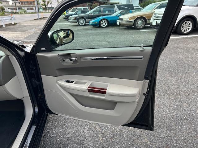 クライスラー・３００Ｃ ５．７ＨＥＭＩ　サンルーフ　革シート　全席シートヒーター　ウッドコンビステアリング　２２ＡＷ（ＷＯＲＫ）　マフラー（Ｂｏｒｌａ）　純正キーレス　ナビ　ＳＤ　ＤＶＤ　ＵＳＢ　Ｂｌｕｅｔｏｏｔｈ　ＴＶ（24枚目）