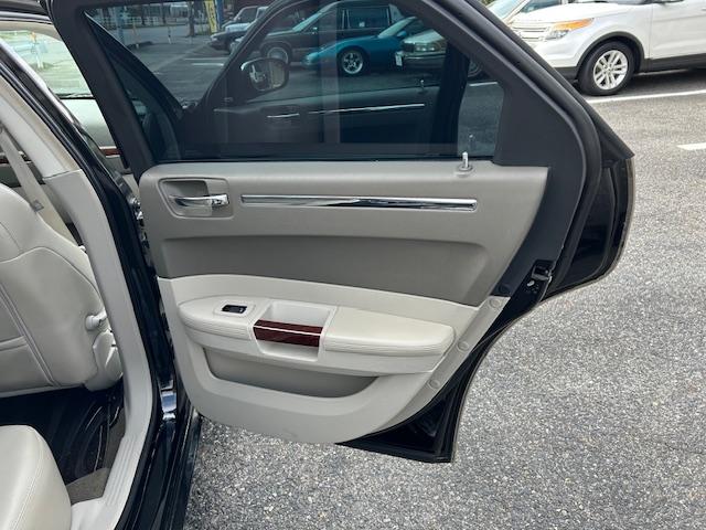 クライスラー・３００Ｃ ５．７ＨＥＭＩ　サンルーフ　革シート　全席シートヒーター　ウッドコンビステアリング　２２ＡＷ（ＷＯＲＫ）　マフラー（Ｂｏｒｌａ）　純正キーレス　ナビ　ＳＤ　ＤＶＤ　ＵＳＢ　Ｂｌｕｅｔｏｏｔｈ　ＴＶ（25枚目）