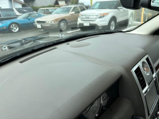 クライスラー・３００Ｃ ５．７ＨＥＭＩ　サンルーフ　革シート　全席シートヒーター　ウッドコンビステアリング　２２ＡＷ（ＷＯＲＫ）　マフラー（Ｂｏｒｌａ）　純正キーレス　ナビ　ＳＤ　ＤＶＤ　ＵＳＢ　Ｂｌｕｅｔｏｏｔｈ　ＴＶ（27枚目）