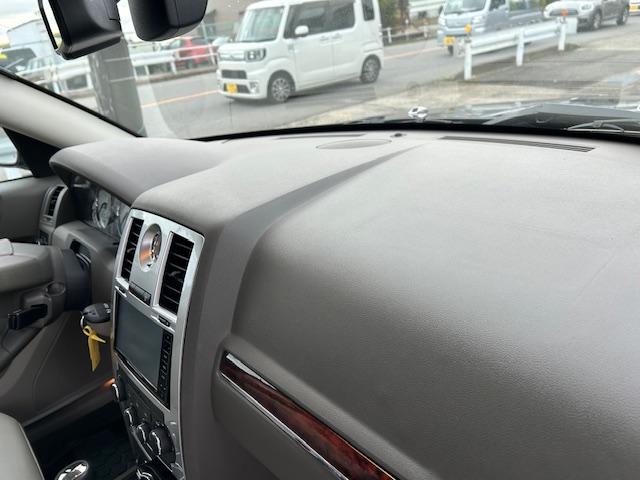 クライスラー・３００Ｃ ５．７ＨＥＭＩ　サンルーフ　革シート　全席シートヒーター　ウッドコンビステアリング　２２ＡＷ（ＷＯＲＫ）　マフラー（Ｂｏｒｌａ）　純正キーレス　ナビ　ＳＤ　ＤＶＤ　ＵＳＢ　Ｂｌｕｅｔｏｏｔｈ　ＴＶ（28枚目）