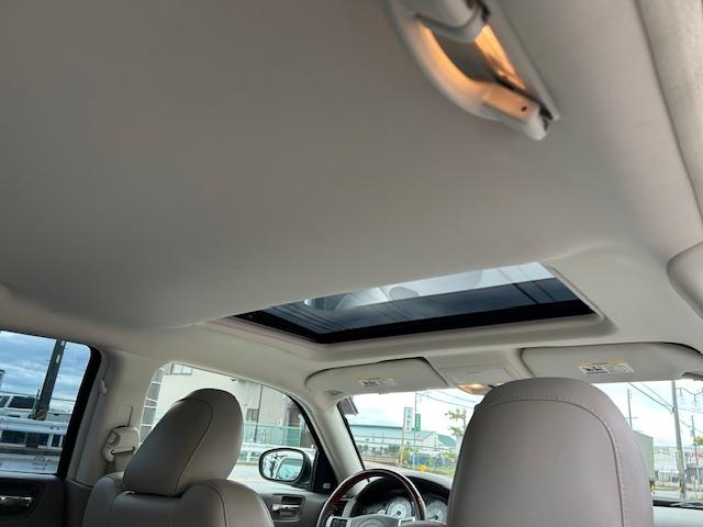 クライスラー・３００Ｃ ５．７ＨＥＭＩ　サンルーフ　革シート　全席シートヒーター　ウッドコンビステアリング　２２ＡＷ（ＷＯＲＫ）　マフラー（Ｂｏｒｌａ）　純正キーレス　ナビ　ＳＤ　ＤＶＤ　ＵＳＢ　Ｂｌｕｅｔｏｏｔｈ　ＴＶ（29枚目）